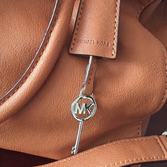 (Like new) Michael Kors Large Hamilton handbag - Picture 5 of 8